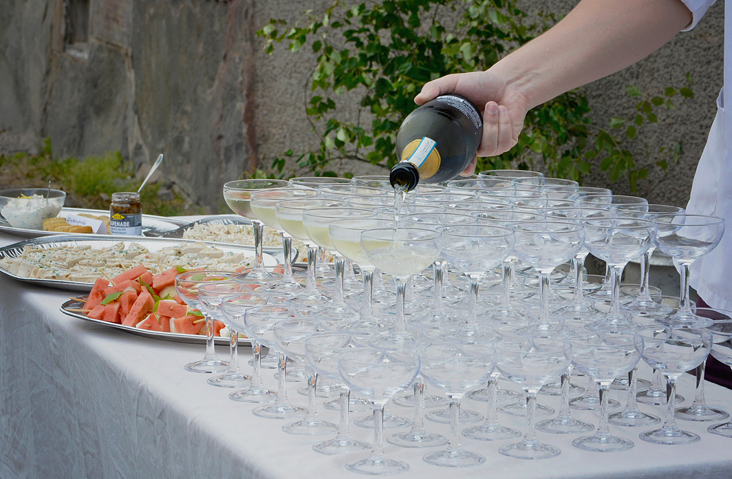 Duka upp för bubbelservering på innergården